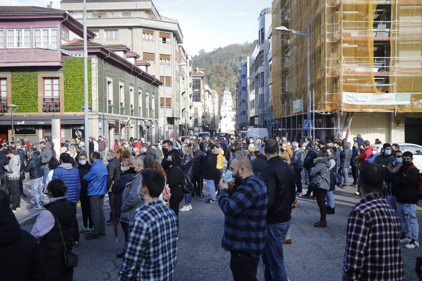 El cierre de la hostelería en la región provocó que propietarios de bares, cafeterías y restaurantes saliesen a la calle para reclamar soluciones ante unas medidas que consideran exageradas. Las concentraciones tuvieron lugar en distintos puntos de Asturias, como Oviedo, Gijón, Avilés o Mieres.