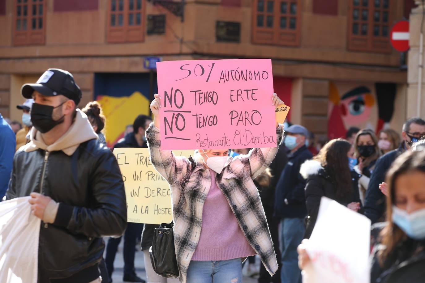 El cierre de la hostelería en la región provocó que propietarios de bares, cafeterías y restaurantes saliesen a la calle para reclamar soluciones ante unas medidas que consideran exageradas. Las concentraciones tuvieron lugar en distintos puntos de Asturias, como Oviedo, Gijón, Avilés o Mieres.