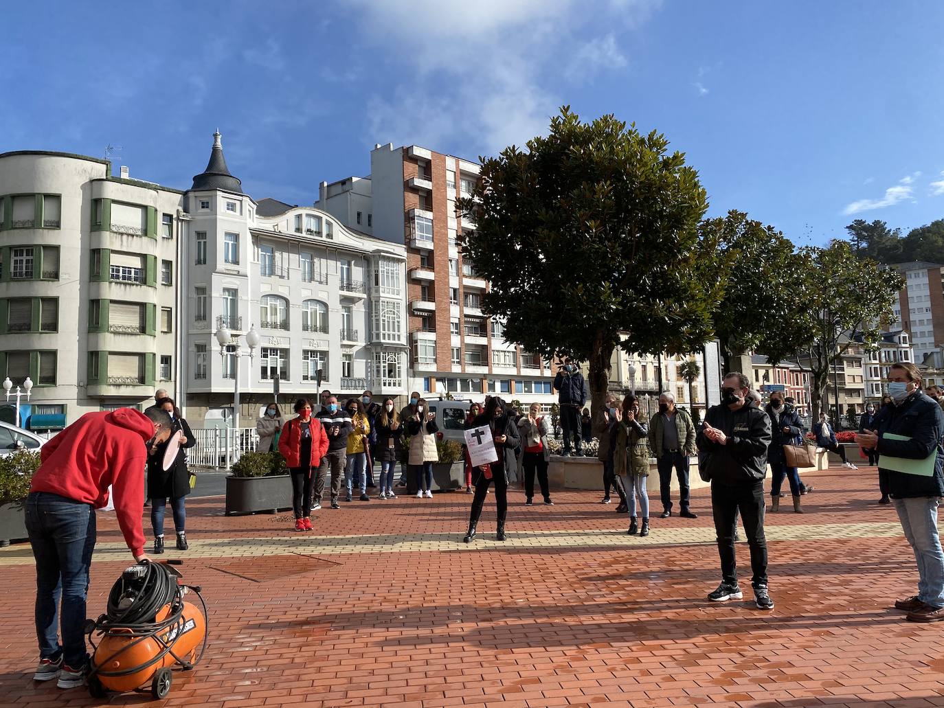 El cierre de la hostelería en la región provocó que propietarios de bares, cafeterías y restaurantes saliesen a la calle para reclamar soluciones ante unas medidas que consideran exageradas. Las concentraciones tuvieron lugar en distintos puntos de Asturias, como Oviedo, Gijón, Avilés o Mieres.