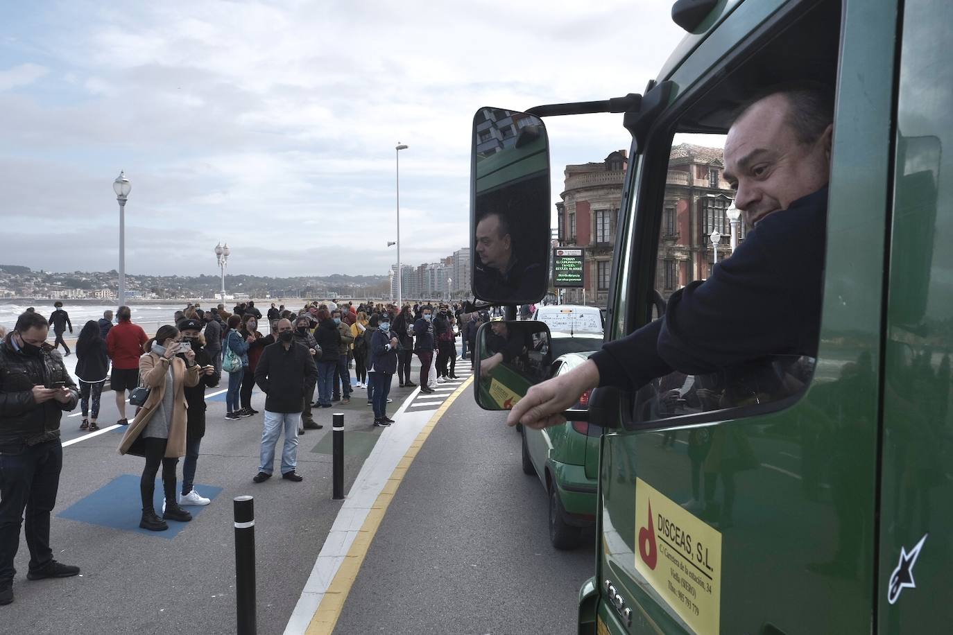 Los hoseleros han protestado este jueves, el segundo día de cierre, contra las medidas adoptadas por el Gobierno asturiano. En Gijón se podían leer pancartas como «Por nuestro futuro #Todossomoshostelería», «Con este gobierno el abecedario es 'O-B-D-C'» o «¡Ayuda ya! SOS Asturias» 