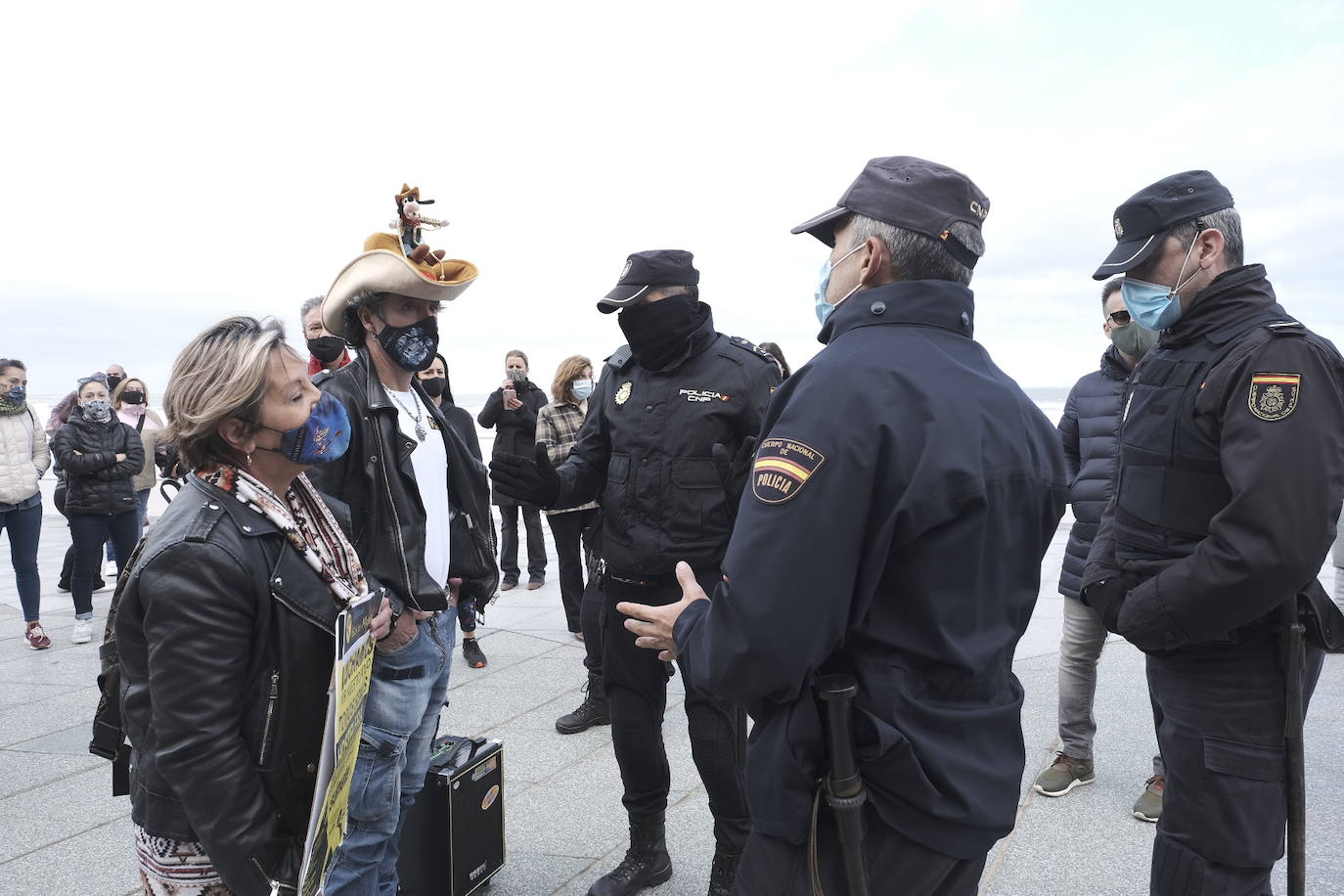 Los hoseleros han protestado este jueves, el segundo día de cierre, contra las medidas adoptadas por el Gobierno asturiano. En Gijón se podían leer pancartas como «Por nuestro futuro #Todossomoshostelería», «Con este gobierno el abecedario es 'O-B-D-C'» o «¡Ayuda ya! SOS Asturias» 