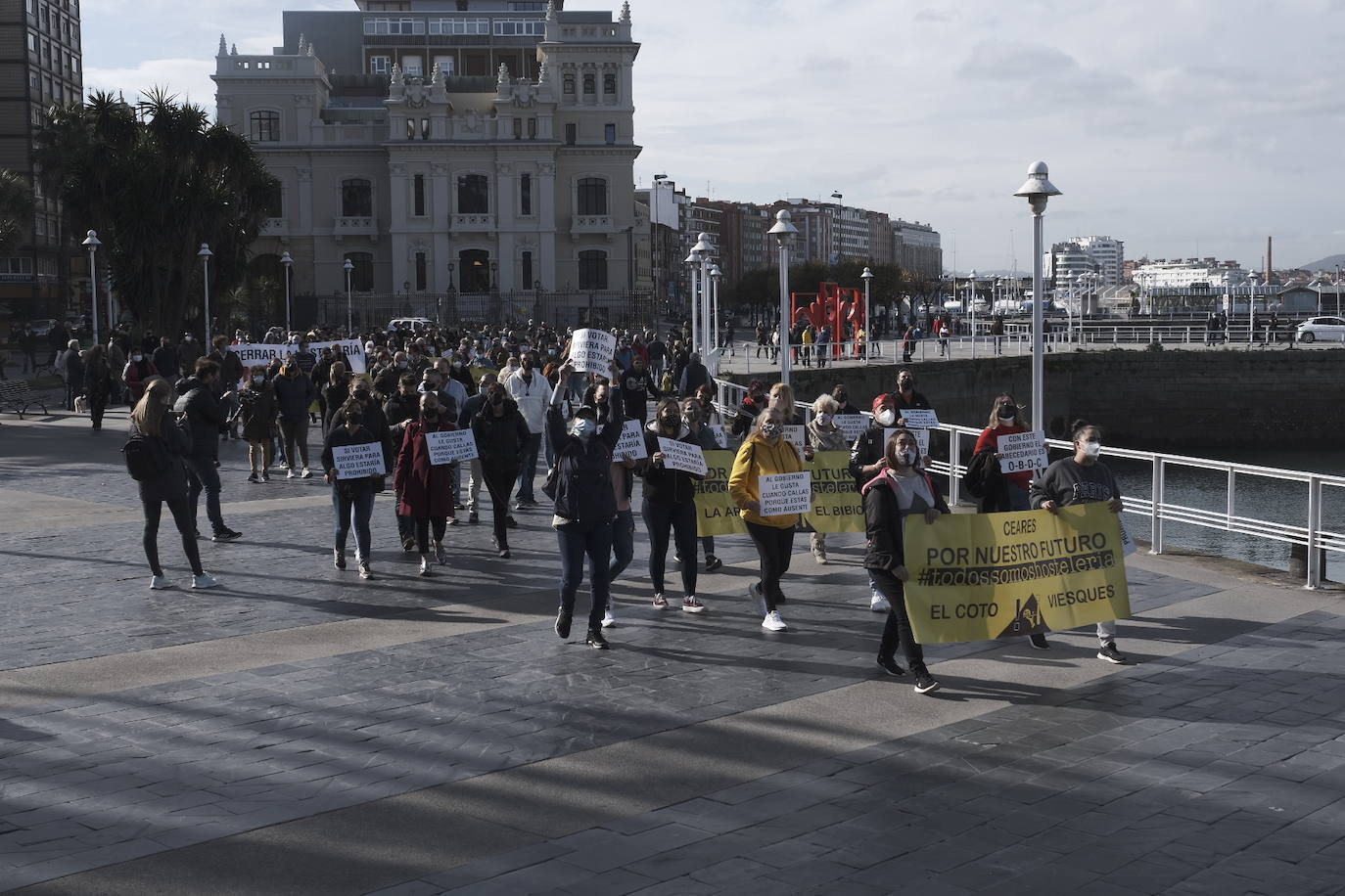 Los hoseleros han protestado este jueves, el segundo día de cierre, contra las medidas adoptadas por el Gobierno asturiano. En Gijón se podían leer pancartas como «Con este gobierno el abecedario es 'O-B-D-C'» o«¡Ayuda ya! SOS Asturias» 