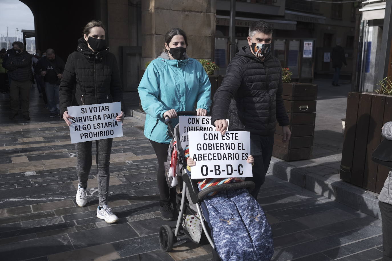 Los hoseleros han protestado este jueves, el segundo día de cierre, contra las medidas adoptadas por el Gobierno asturiano. En Gijón se podían leer pancartas como «Con este gobierno el abecedario es 'O-B-D-C'» o«¡Ayuda ya! SOS Asturias» 