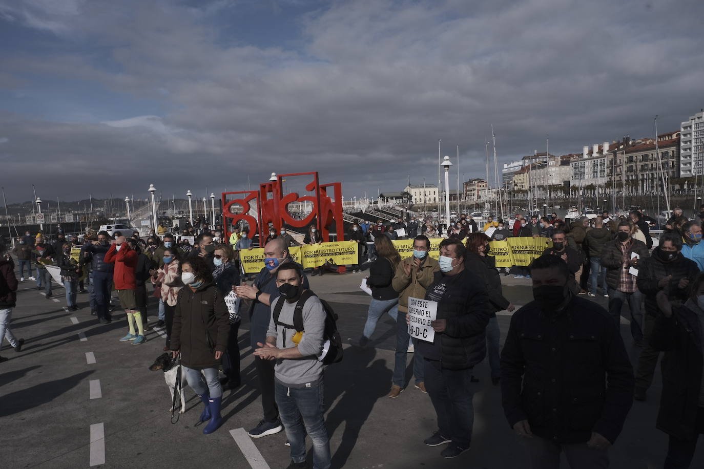 Los hoseleros han protestado este jueves, el segundo día de cierre, contra las medidas adoptadas por el Gobierno asturiano. En Gijón se podían leer pancartas como «Con este gobierno el abecedario es 'O-B-D-C'» o«¡Ayuda ya! SOS Asturias» 