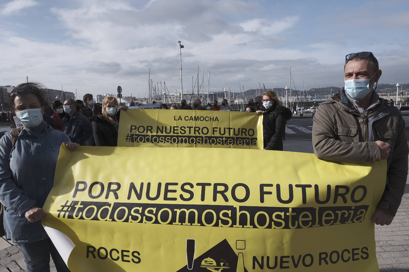 Los hoseleros han protestado este jueves, el segundo día de cierre, contra las medidas adoptadas por el Gobierno asturiano. En Gijón se podían leer pancartas como «Con este gobierno el abecedario es 'O-B-D-C'» o«¡Ayuda ya! SOS Asturias» 