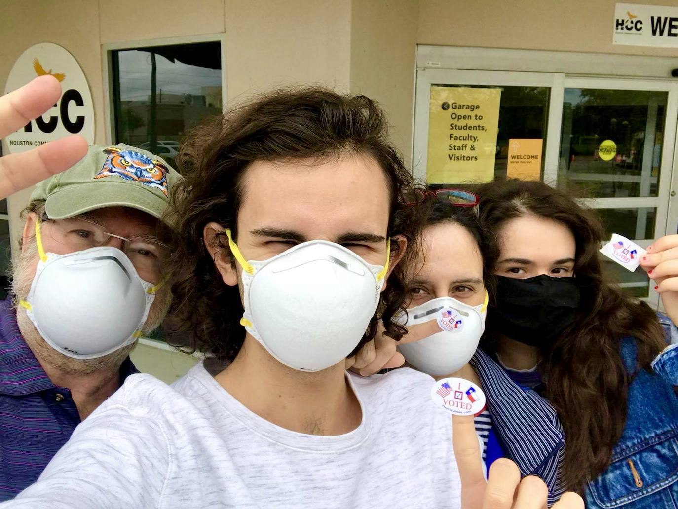 Juan Fueyo, con sus hijos y su mujer Candelaria Gómez-Manzano, tras depositar su voto en Nueva York. 