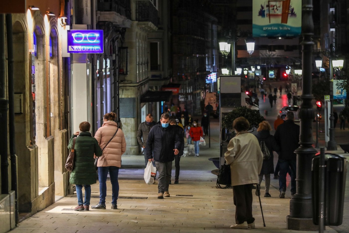 La calle La Cámara de Avilés, al caer la tarde. 