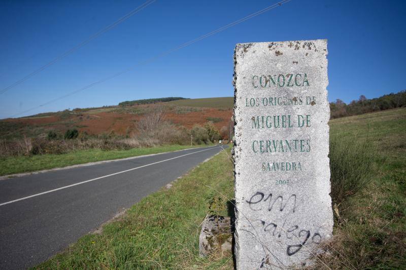 La sierra de Os Ancares, al este de la provincia de Lugo, en la frontera con las comunidades de Asturias y Castilla y León, se distribuye a lo largo de más de 50.000 hectáreas. Con una infinita red de senderos cruza profundos valles y asciende hasta cumbres de 2.000 metros de altura. En otoño el manto vegetal adquiere tonos rojizos. En invierno, esta zona permanece cubierta por la nieve, algo que cambia con la llegada de la primavera, cuando las aguas del deshielo fluyen desde las cumbres hasta las zonas bajas, formando numerosos riachuelos y pequeñas cascadas. 