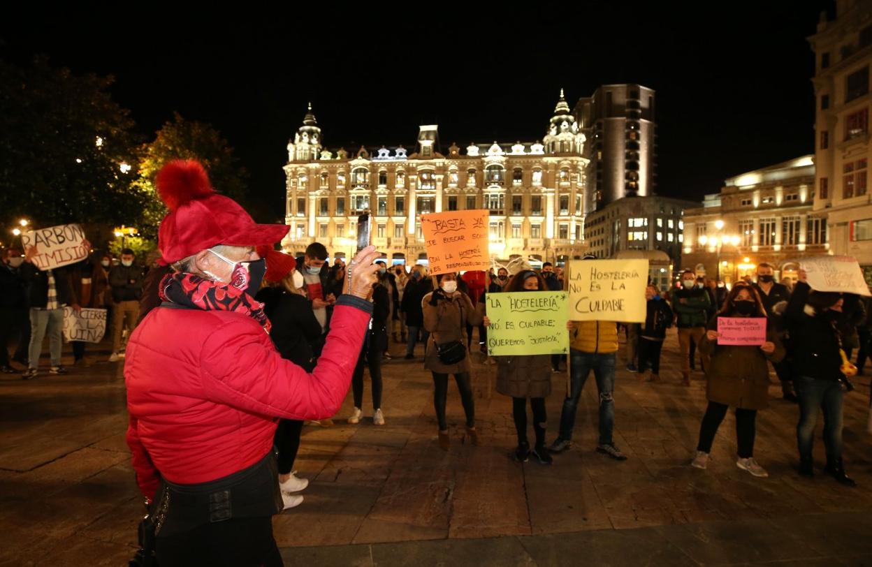Clamor en el centro de Oviedo contra las restricciones planteadas a los sectores hostelero y comercial. 