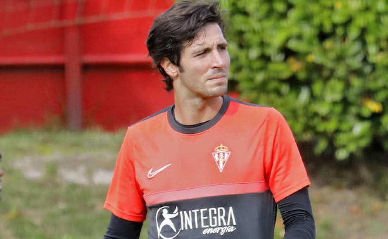 Marc Valiente, en un entrenamiento con el Sporting. 