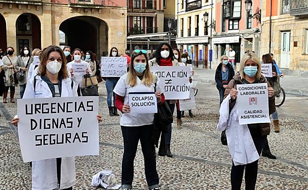 La plantilla del Hospital de Cabueñes lleva «el colapso sanitario» ante el Ayuntamiento de Gijón