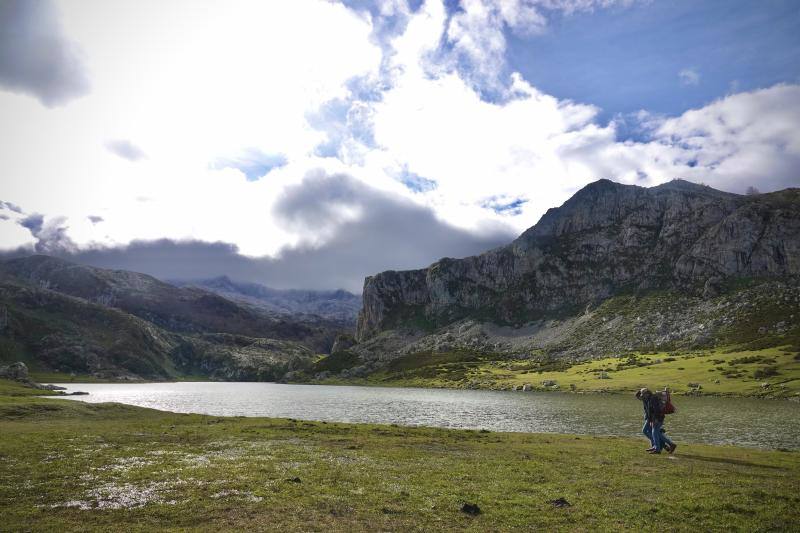 El buen tiempo se impone a las restricciones y anima a los asturianos a salir a la calle
