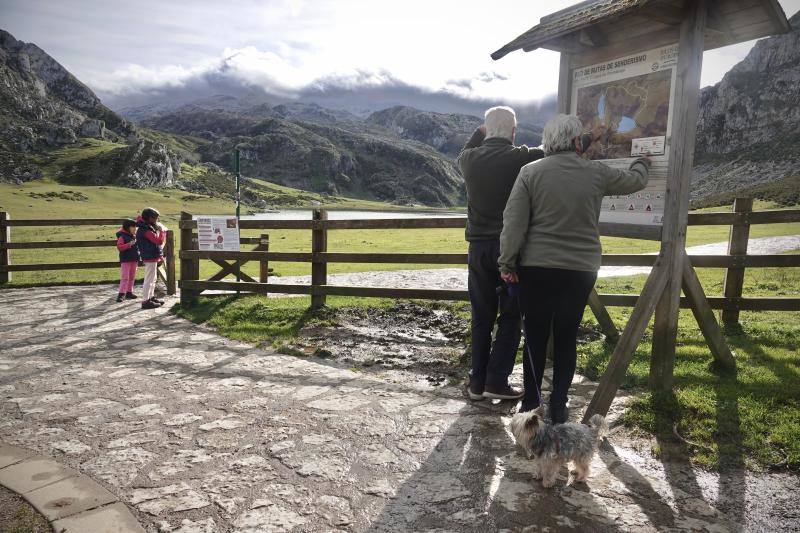 El buen tiempo se impone a las restricciones y anima a los asturianos a salir a la calle