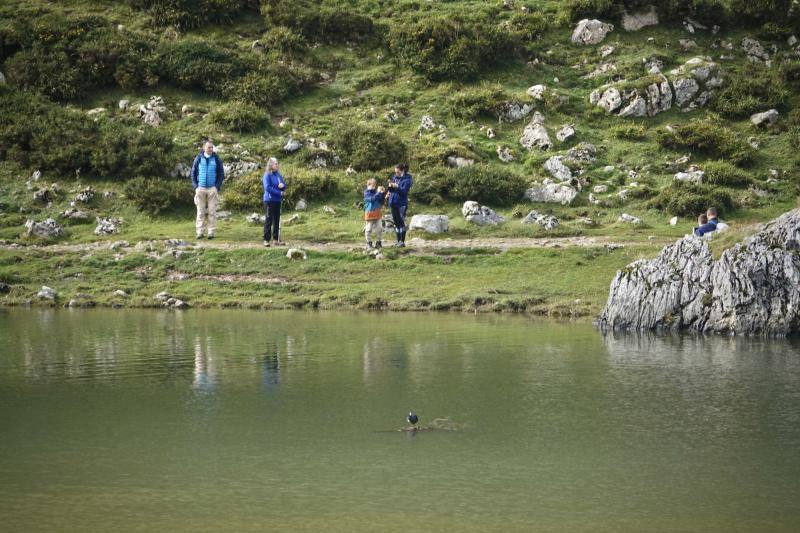 El buen tiempo se impone a las restricciones y anima a los asturianos a salir a la calle