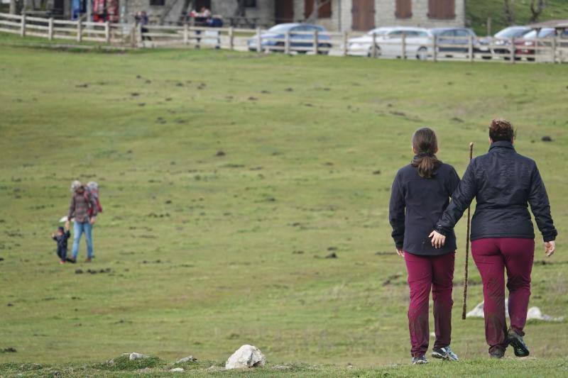 El buen tiempo se impone a las restricciones y anima a los asturianos a salir a la calle