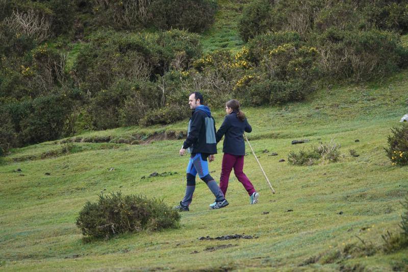 El buen tiempo se impone a las restricciones y anima a los asturianos a salir a la calle