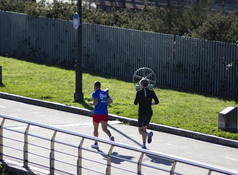 El buen tiempo se impone a las restricciones y anima a los asturianos a salir a la calle