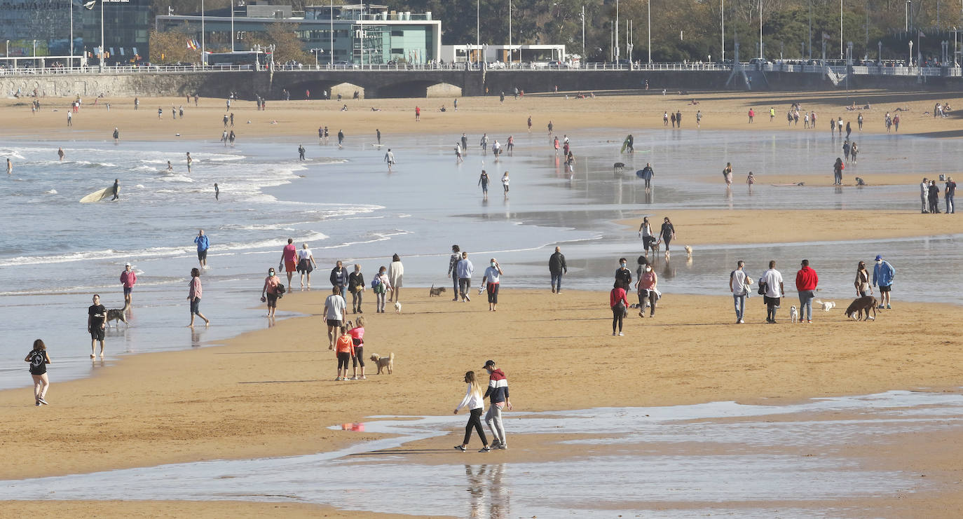 El buen tiempo se impone a las restricciones y anima a los asturianos a salir a la calle