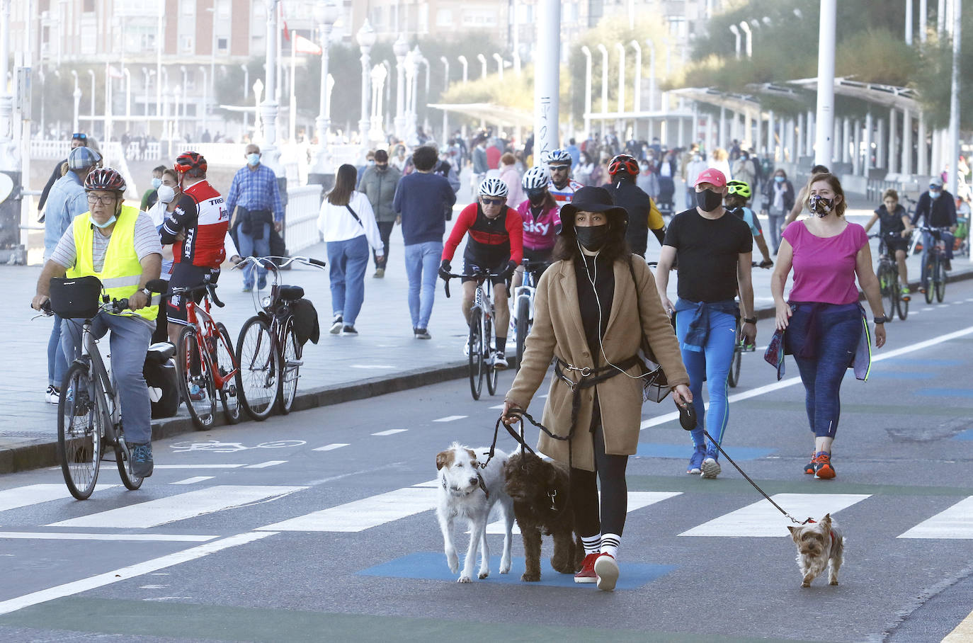 El buen tiempo se impone a las restricciones y anima a los asturianos a salir a la calle