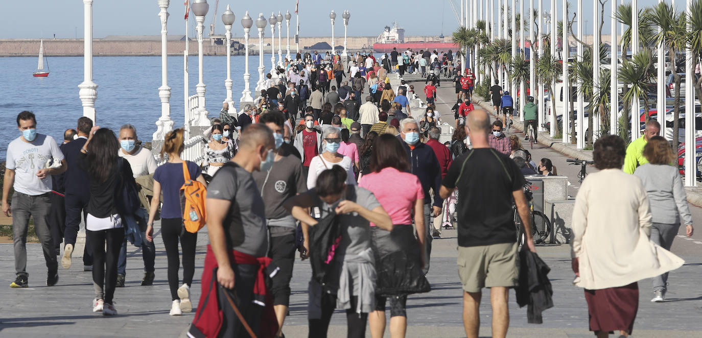 El buen tiempo se impone a las restricciones y anima a los asturianos a salir a la calle