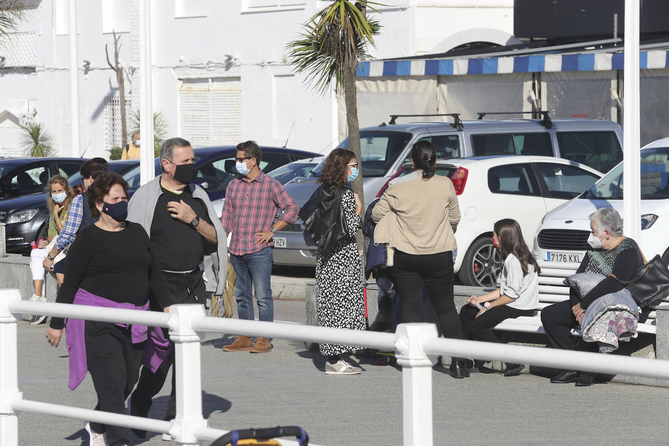 El buen tiempo se impone a las restricciones y anima a los asturianos a salir a la calle