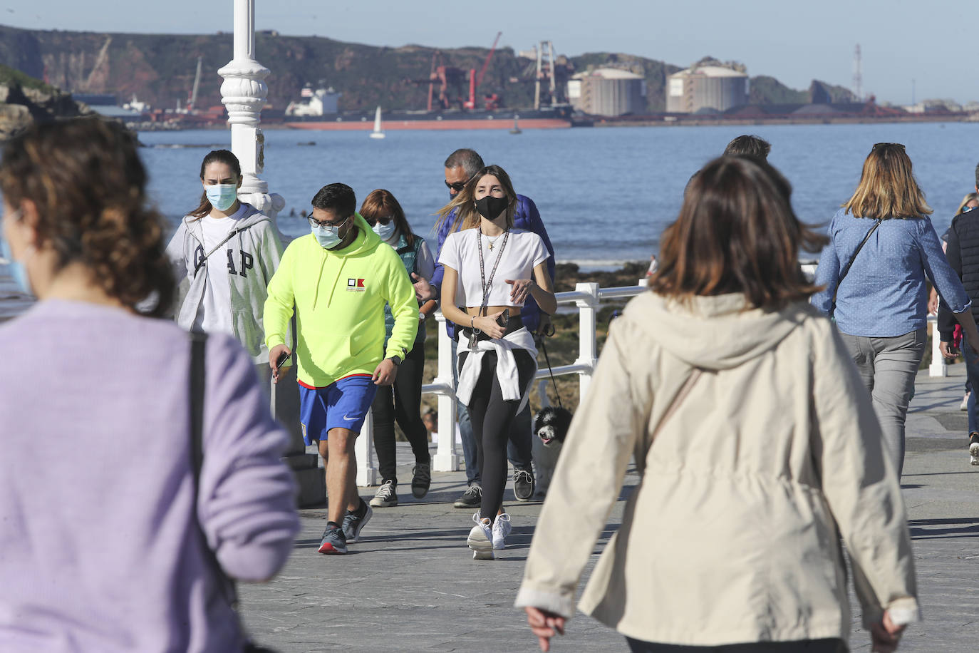 El buen tiempo se impone a las restricciones y anima a los asturianos a salir a la calle