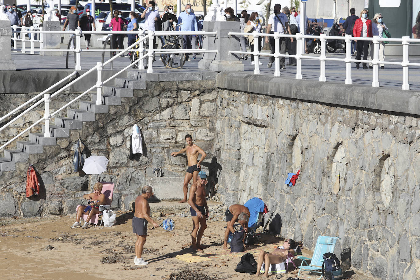 El buen tiempo se impone a las restricciones y anima a los asturianos a salir a la calle