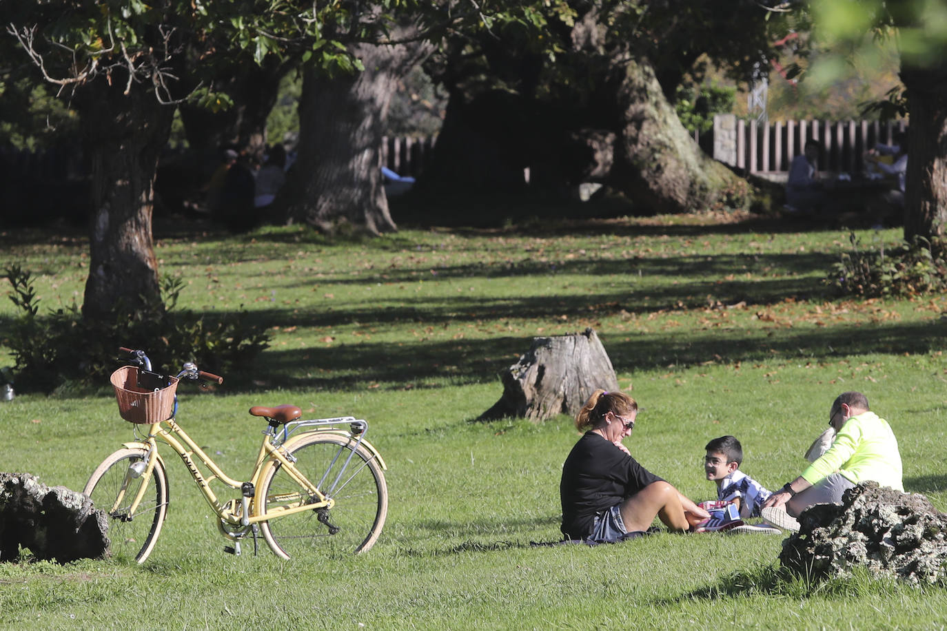 El buen tiempo se impone a las restricciones y anima a los asturianos a salir a la calle