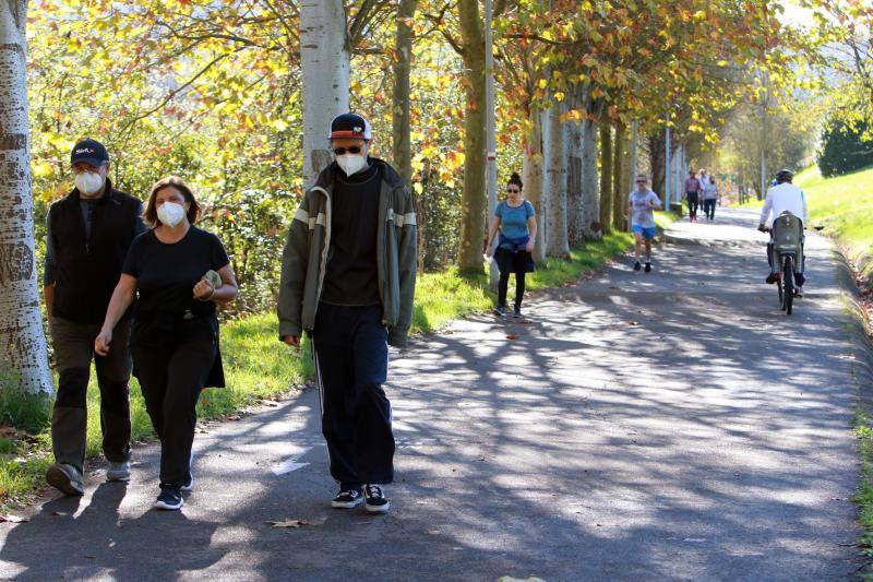 El buen tiempo se impone a las restricciones y anima a los asturianos a salir a la calle