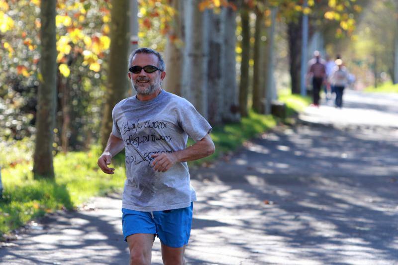 El buen tiempo se impone a las restricciones y anima a los asturianos a salir a la calle