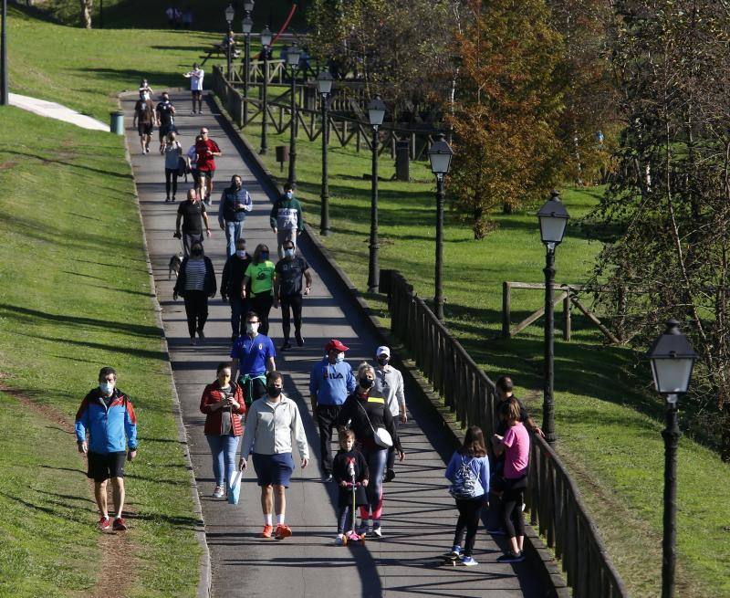 El buen tiempo se impone a las restricciones y anima a los asturianos a salir a la calle