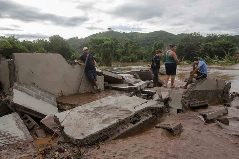 El ciclón Eta deja alrededor de 150 fallecidos o desaparecidos tras su paso por la zona norte de Guatemala. Un deslizamiento de tierras enterró unas 150 viviendas en Quejá, en el municipio de San Cristóbal Verapaz.