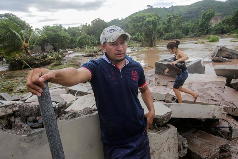 El ciclón Eta deja alrededor de 150 fallecidos o desaparecidos tras su paso por la zona norte de Guatemala. Un deslizamiento de tierras enterró unas 150 viviendas en Quejá, en el municipio de San Cristóbal Verapaz.