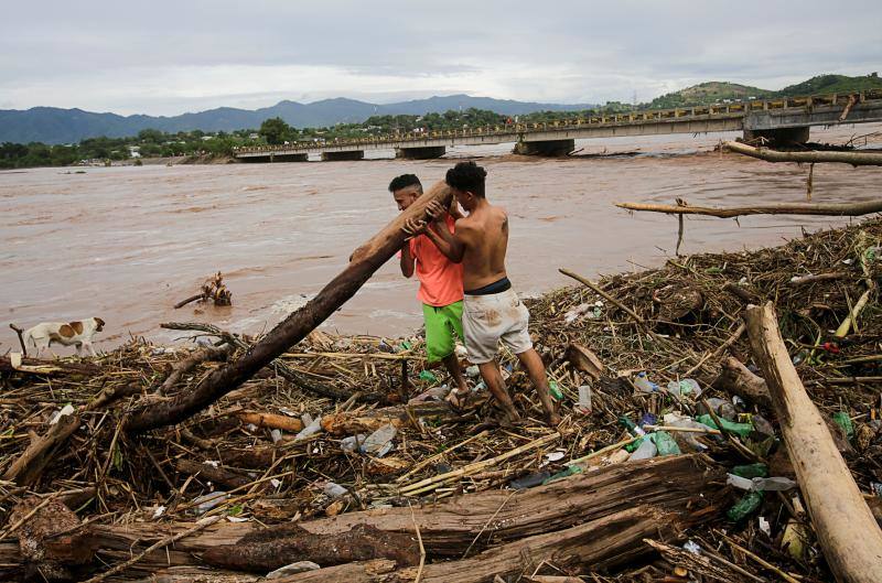 El ciclón Eta deja alrededor de 150 fallecidos o desaparecidos tras su paso por la zona norte de Guatemala. Un deslizamiento de tierras enterró unas 150 viviendas en Quejá, en el municipio de San Cristóbal Verapaz.