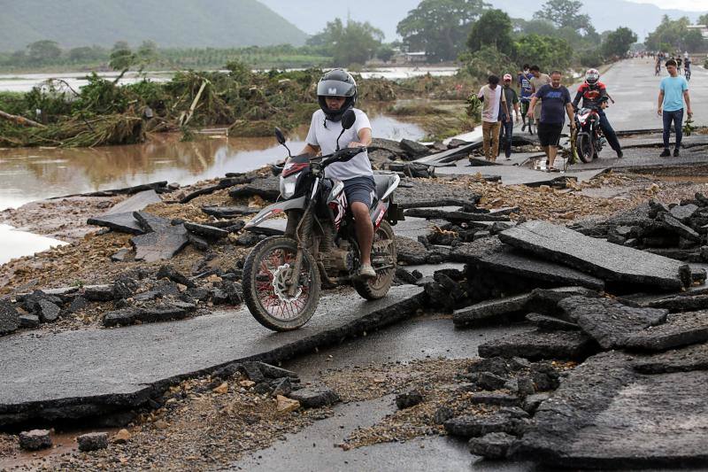 El ciclón Eta deja alrededor de 150 fallecidos o desaparecidos tras su paso por la zona norte de Guatemala. Un deslizamiento de tierras enterró unas 150 viviendas en Quejá, en el municipio de San Cristóbal Verapaz.