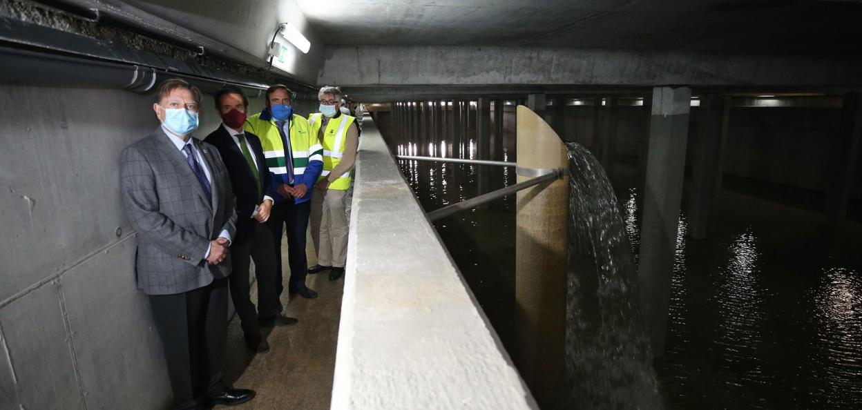 El alcalde Alfredo Canteli, el concejal Nacho Cuesta, el nuevo gerente de Aqualia, Javier García, y el director general de Infraestructuras, Nacho Ruiz Latierro. 