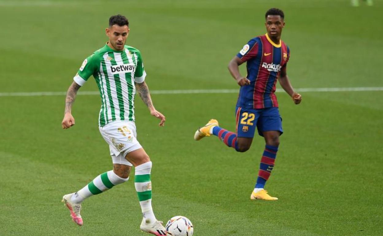 Ansu Fati persigue a Sanabria en una acción del Barcelona-Betis. 