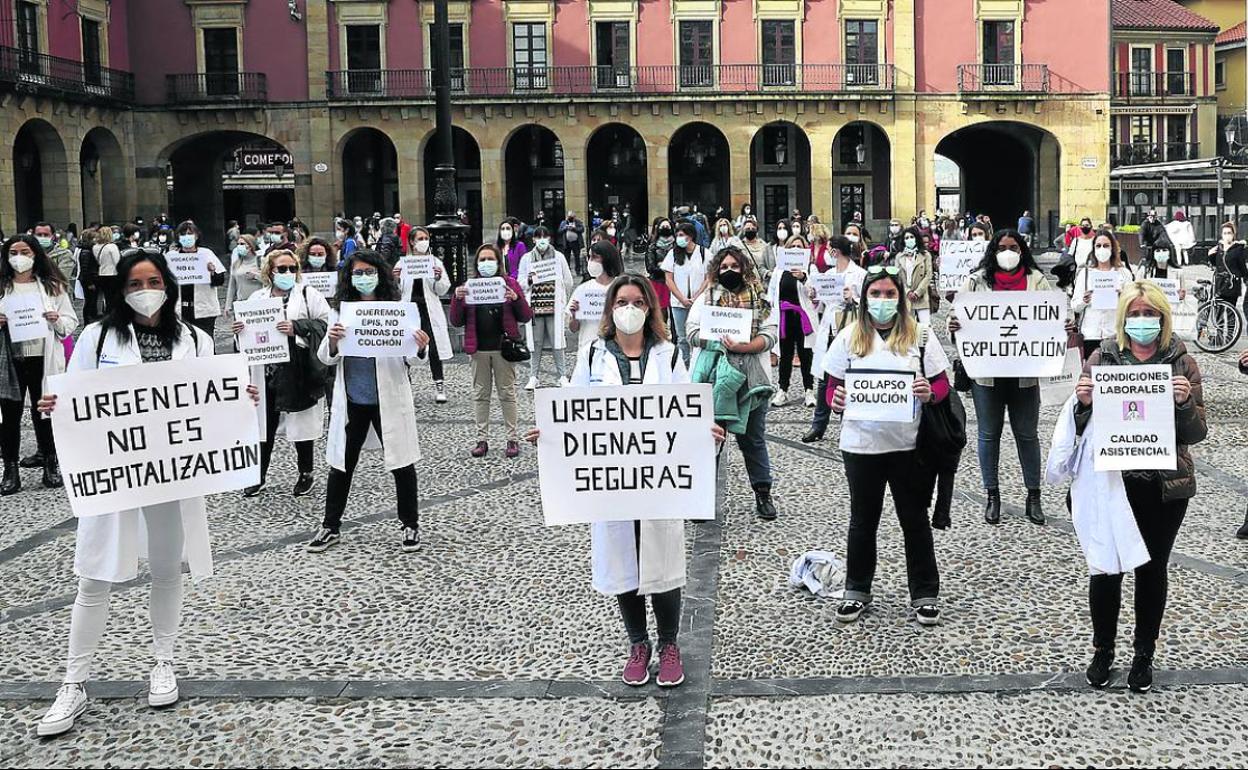 Concentración de sanitarios de Cabueñes a las once de la mañana en la plaza Mayor de Gijón. 