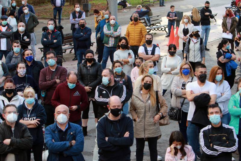 Hosteleros y comerciantes protestaron este sábado en el parque Dolores Fernández Duro, en La Felguera. El motivo era trasladar a los grupos con representación en el Ayuntamiento de Langreo la necesidad de impulsar, a nivel municipal, medidas para aligerar las cargas a estos sectores que se han visto forzados a cerrar por la crisis sanitaria. 