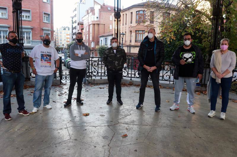 Hosteleros y comerciantes protestaron este sábado en el parque Dolores Fernández Duro, en La Felguera. El motivo era trasladar a los grupos con representación en el Ayuntamiento de Langreo la necesidad de impulsar, a nivel municipal, medidas para aligerar las cargas a estos sectores que se han visto forzados a cerrar por la crisis sanitaria. 