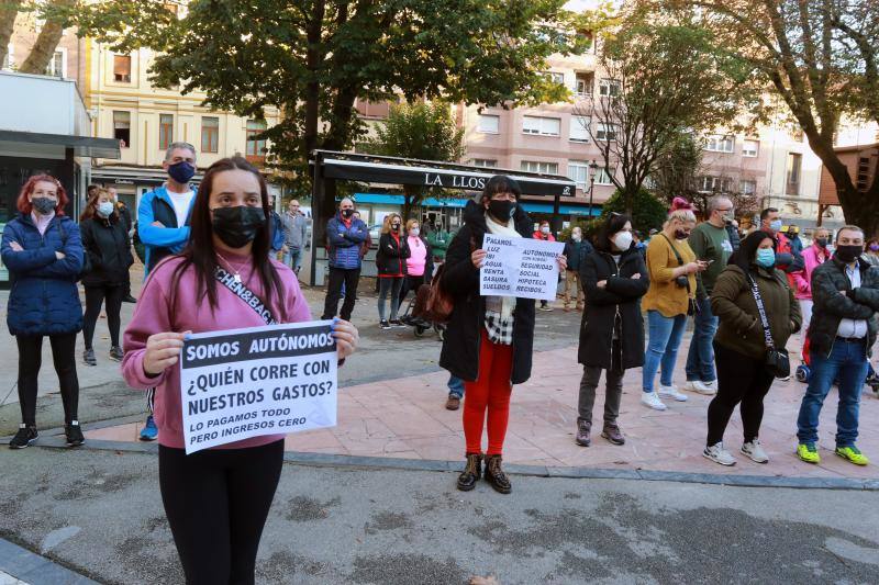 Hosteleros y comerciantes protestaron este sábado en el parque Dolores Fernández Duro, en La Felguera. El motivo era trasladar a los grupos con representación en el Ayuntamiento de Langreo la necesidad de impulsar, a nivel municipal, medidas para aligerar las cargas a estos sectores que se han visto forzados a cerrar por la crisis sanitaria. 