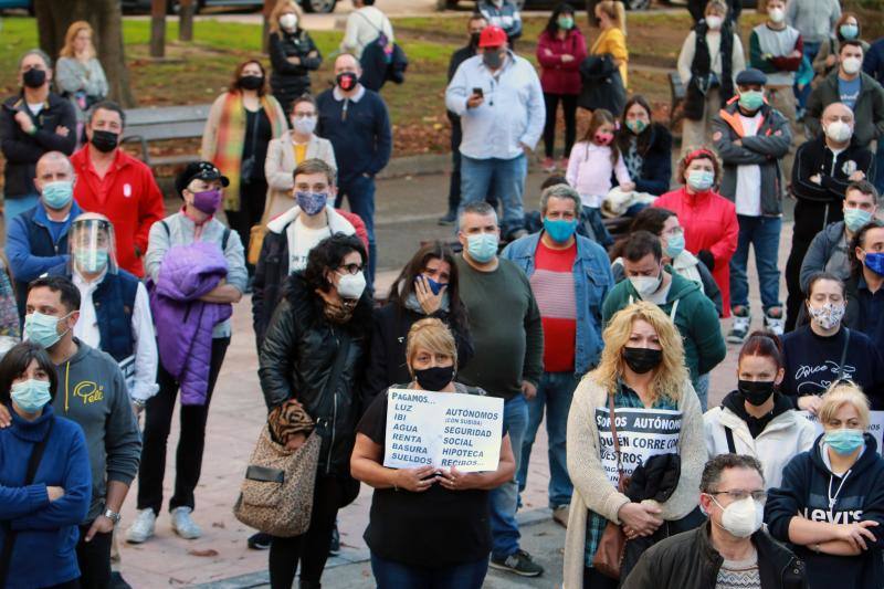 Hosteleros y comerciantes protestaron este sábado en el parque Dolores Fernández Duro, en La Felguera. El motivo era trasladar a los grupos con representación en el Ayuntamiento de Langreo la necesidad de impulsar, a nivel municipal, medidas para aligerar las cargas a estos sectores que se han visto forzados a cerrar por la crisis sanitaria. 