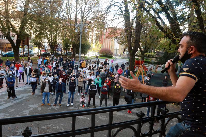 Hosteleros y comerciantes protestaron este sábado en el parque Dolores Fernández Duro, en La Felguera. El motivo era trasladar a los grupos con representación en el Ayuntamiento de Langreo la necesidad de impulsar, a nivel municipal, medidas para aligerar las cargas a estos sectores que se han visto forzados a cerrar por la crisis sanitaria. 