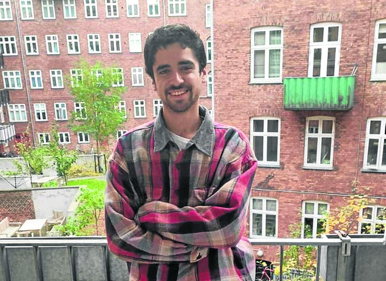 El químico gijonés Javi García en la terraza de su piso, en Copenhague. 