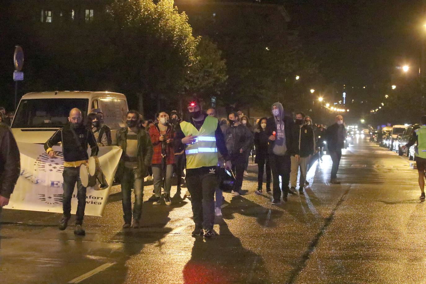 Comerciantes, vecinos y políticos en la oposición del Ayuntamiento de Siero se unieron para reivindicar ayudas a corto plazo para los sectores afectados por la crisis