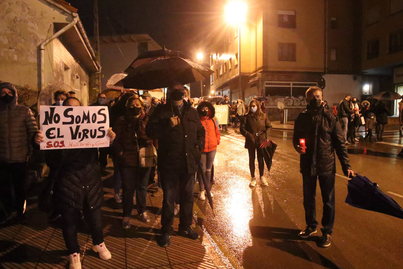 Comerciantes, vecinos y políticos en la oposición del Ayuntamiento de Siero se unieron para reivindicar ayudas a corto plazo para los sectores afectados por la crisis