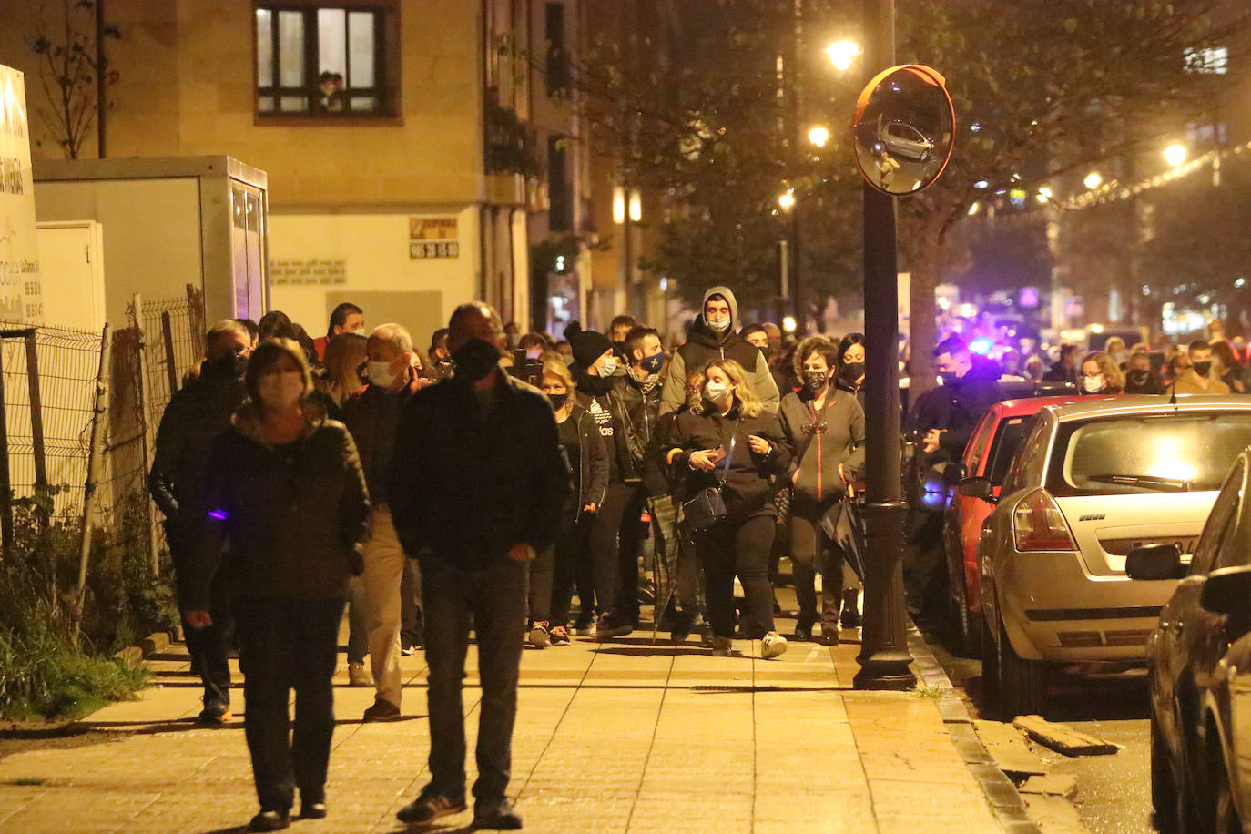 Comerciantes, vecinos y políticos en la oposición del Ayuntamiento de Siero se unieron para reivindicar ayudas a corto plazo para los sectores afectados por la crisis