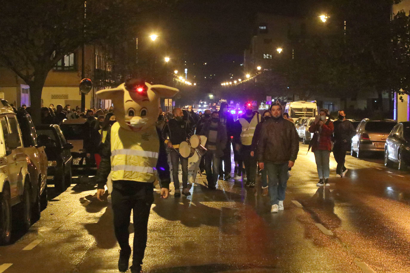 Comerciantes, vecinos y políticos en la oposición del Ayuntamiento de Siero se unieron para reivindicar ayudas a corto plazo para los sectores afectados por la crisis