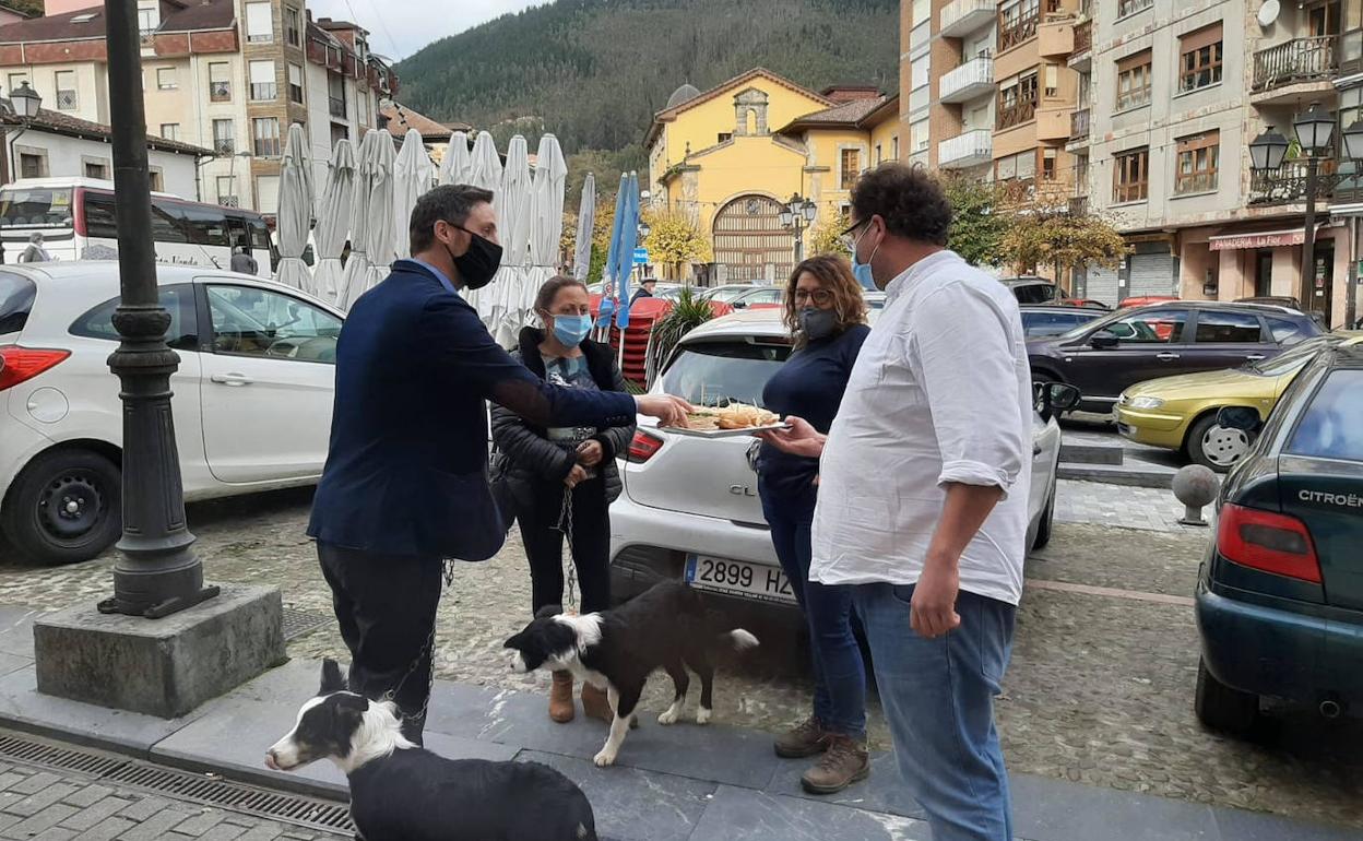 Un hostelero de Piloña regala sus pinchos tras no poder venderlos para llevar