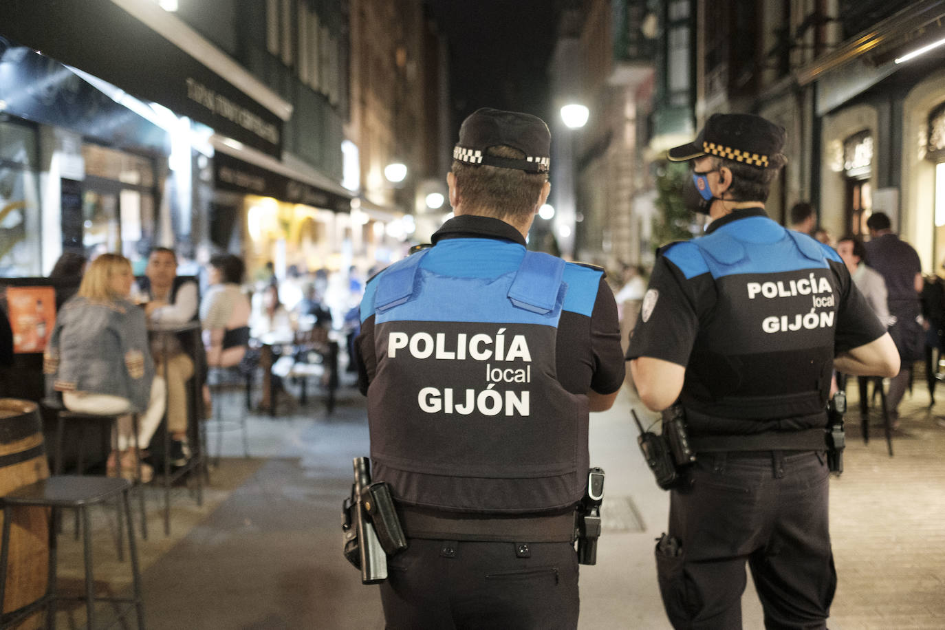 Agentes de la Policía Local de Gijón detuvieron a un joven que supuestamente escupió y agredió a su pareja